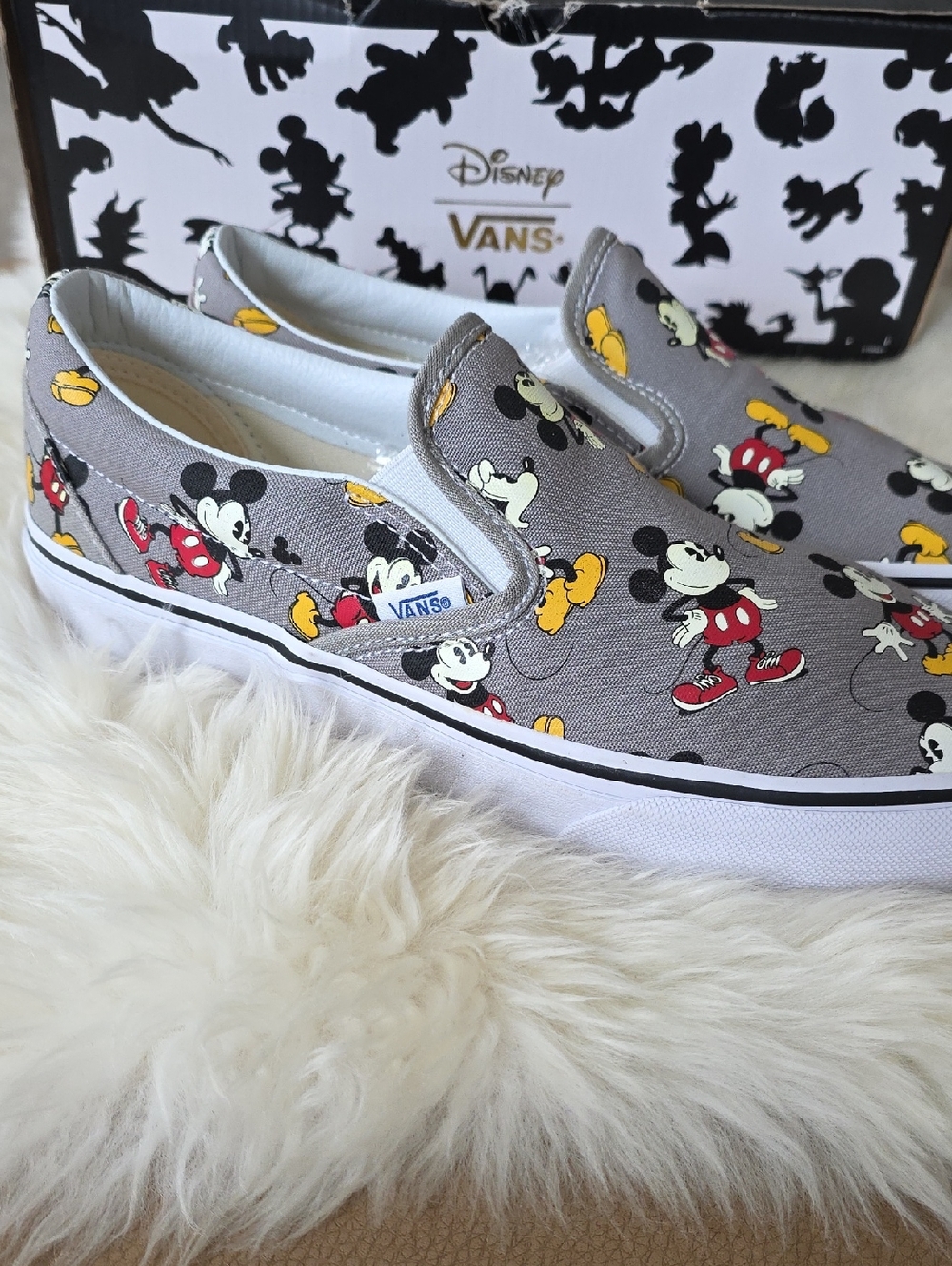 Adorable NWT IOB Disney Vans Mickey Mouse Gray Skater Slip-ons π©Άπβ€οΈ - Picture 3 of 16